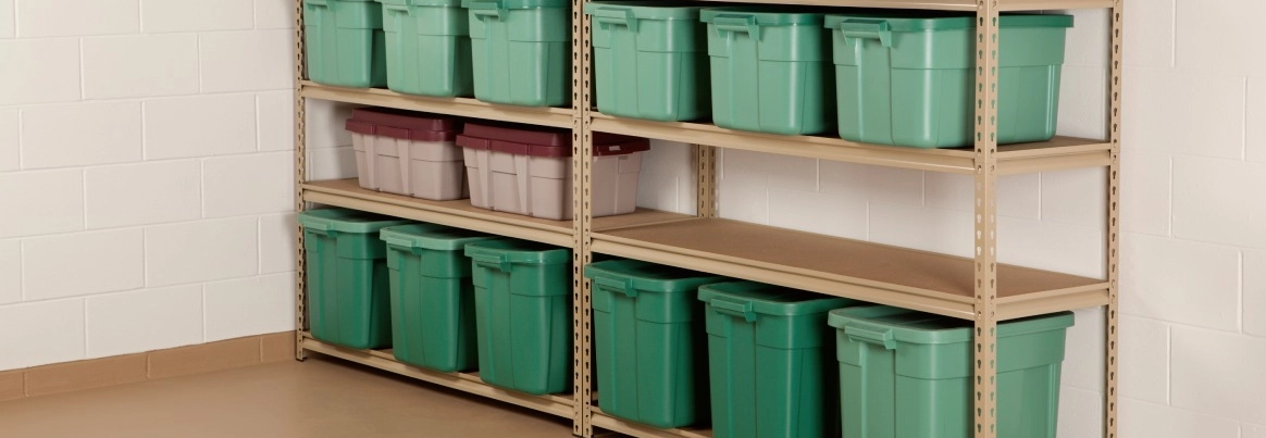 Zwei Metallregale mit grünen und beigen Aufbewahrungsboxen.